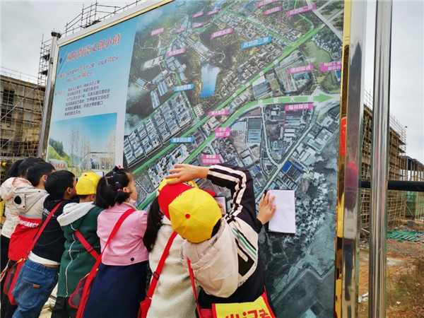 “千人市民觀察團”走進(jìn)城投集團龍山湖公園、陶瓷產(chǎn)業(yè)加速基地等項目