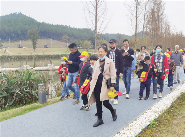“千人市民觀察團”走進(jìn)城投集團龍山湖公園、陶瓷產(chǎn)業(yè)加速基地等項目