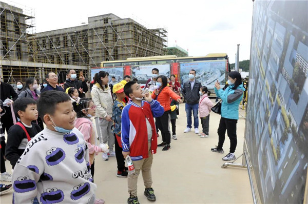 “千人市民觀察團”走進(jìn)城投集團龍山湖公園、陶瓷產(chǎn)業(yè)加速基地等項目
