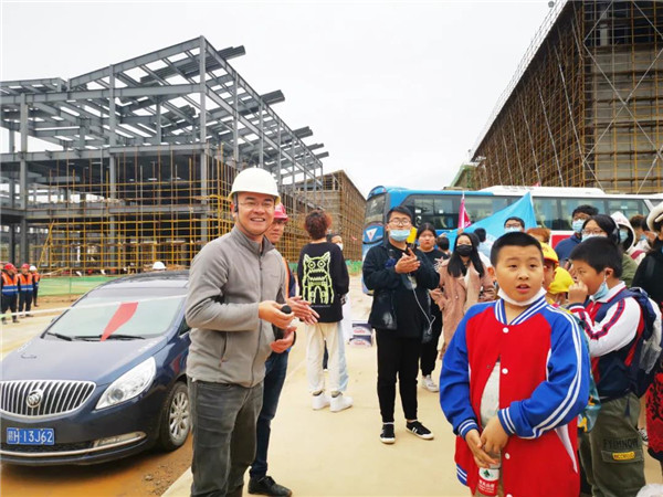 “千人市民觀察團”走進(jìn)城投集團龍山湖公園、陶瓷產(chǎn)業(yè)加速基地等項目