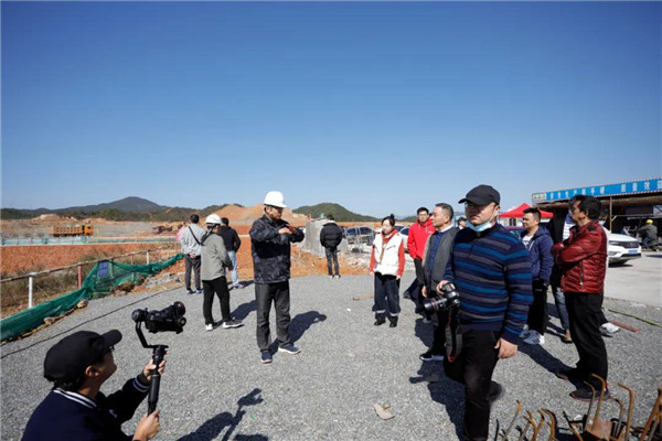 記者節(jié)：媒體聚焦昌南新區(qū)、城投集團重點項目建設(shè)工地