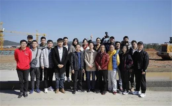 記者節(jié)：媒體聚焦昌南新區(qū)、城投集團重點項目建設(shè)工地